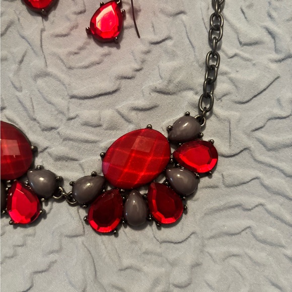 Red and gray necklace with earrings set - Picture 3 of 3